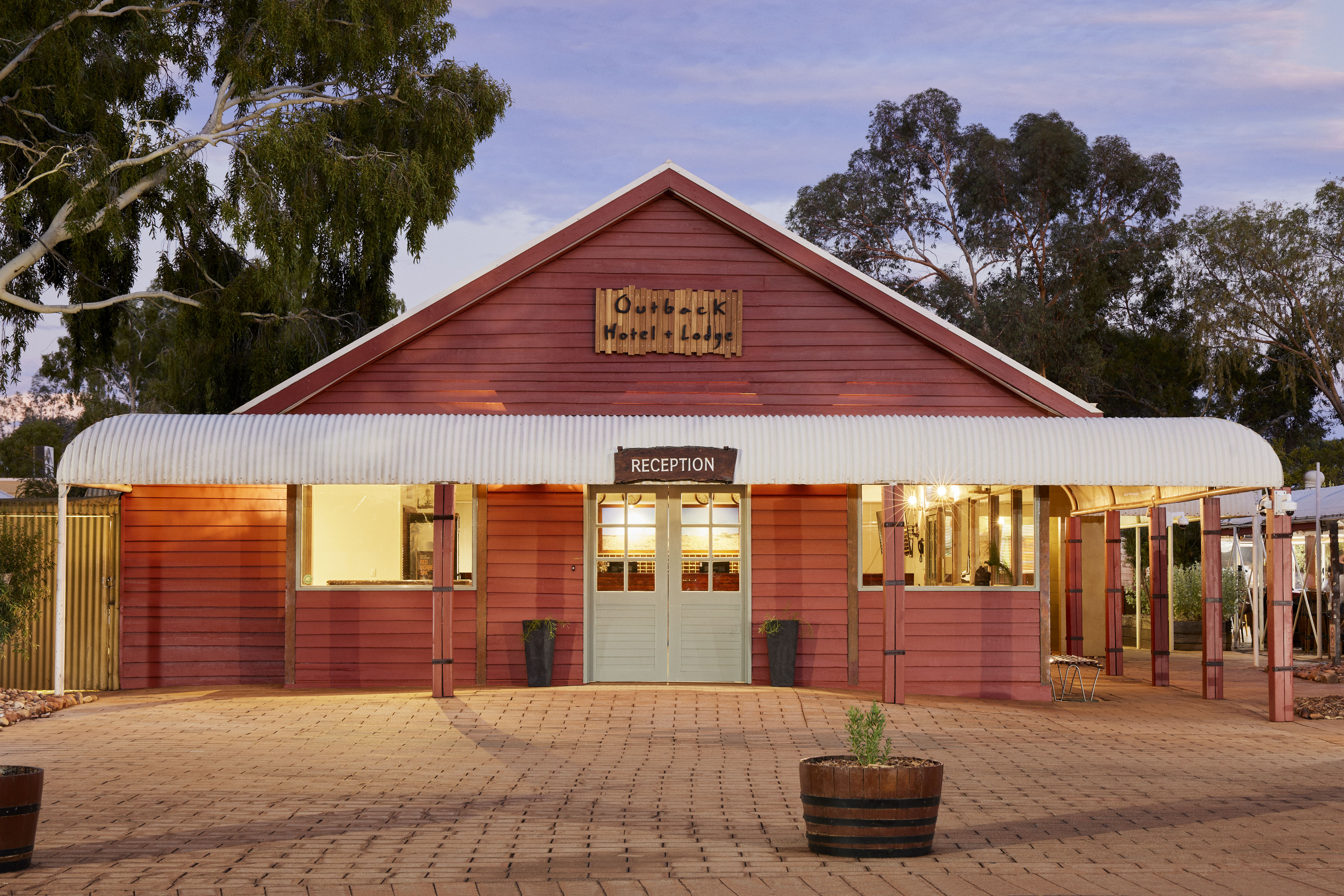 Outback Hotel & Lodge Exterior - Dusk