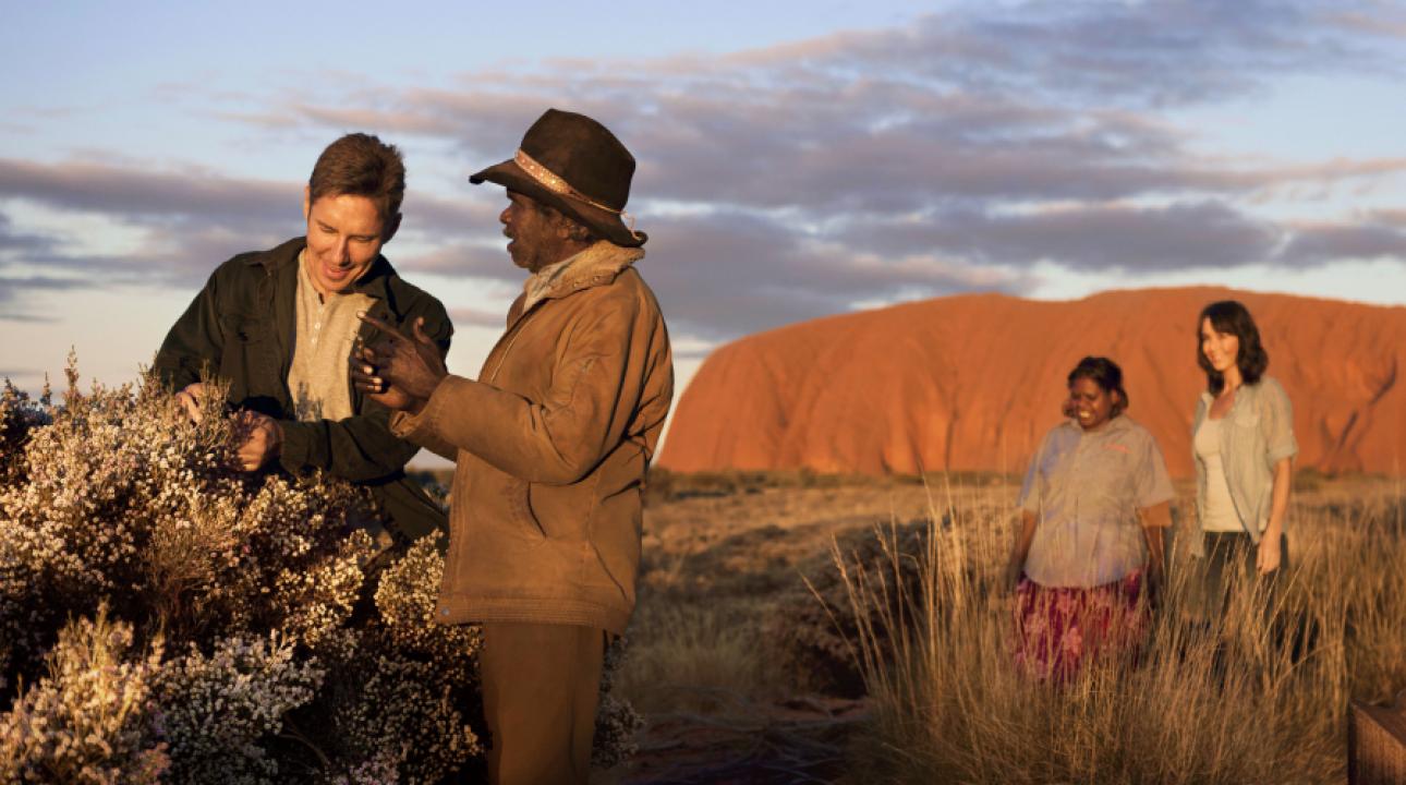 Family tour with a guide near the Rock | Voyages Indigenous Tourism