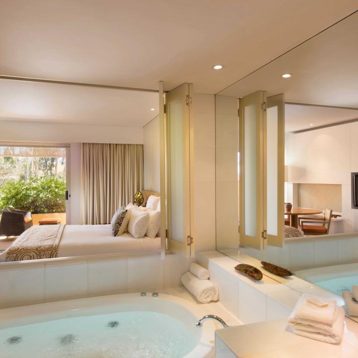 Large soaker tub adjoining luxurious hotel suite bedroom | Uluru Australia | Uluru Rockies | Mossmangor Indigenous Tourism