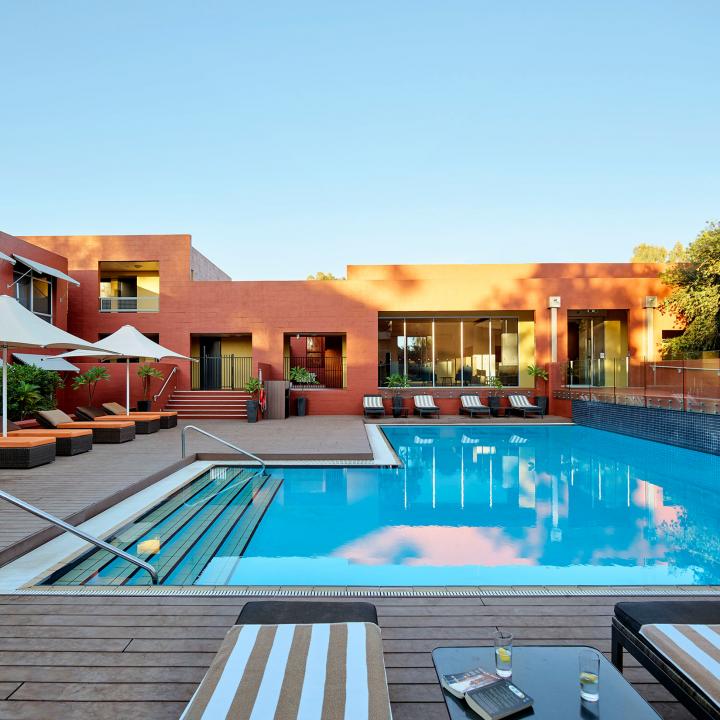 An outdoor pool at The Lost Camel | Uluru Australia | Uluru Rockies | Mossmangor Indigenous Tourism