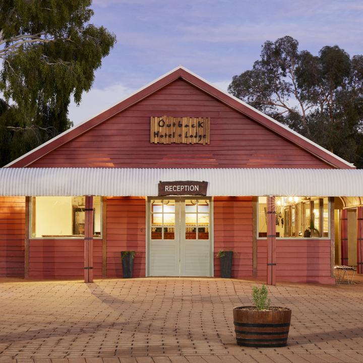 Outback Hotel & Lodge Exterior - Dusk