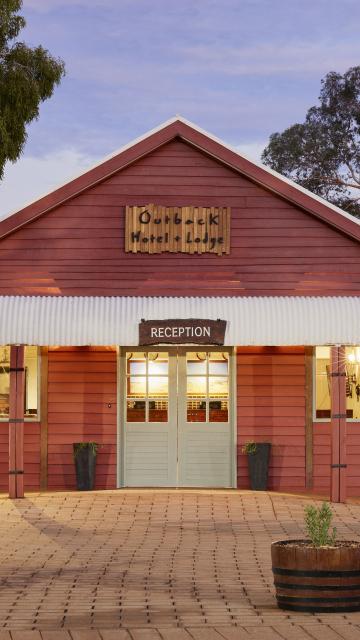 Outback Hotel & Lodge Exterior - Dusk